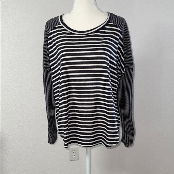 UMGEE Striped Black and White Women's Top - Picture 1 of 10